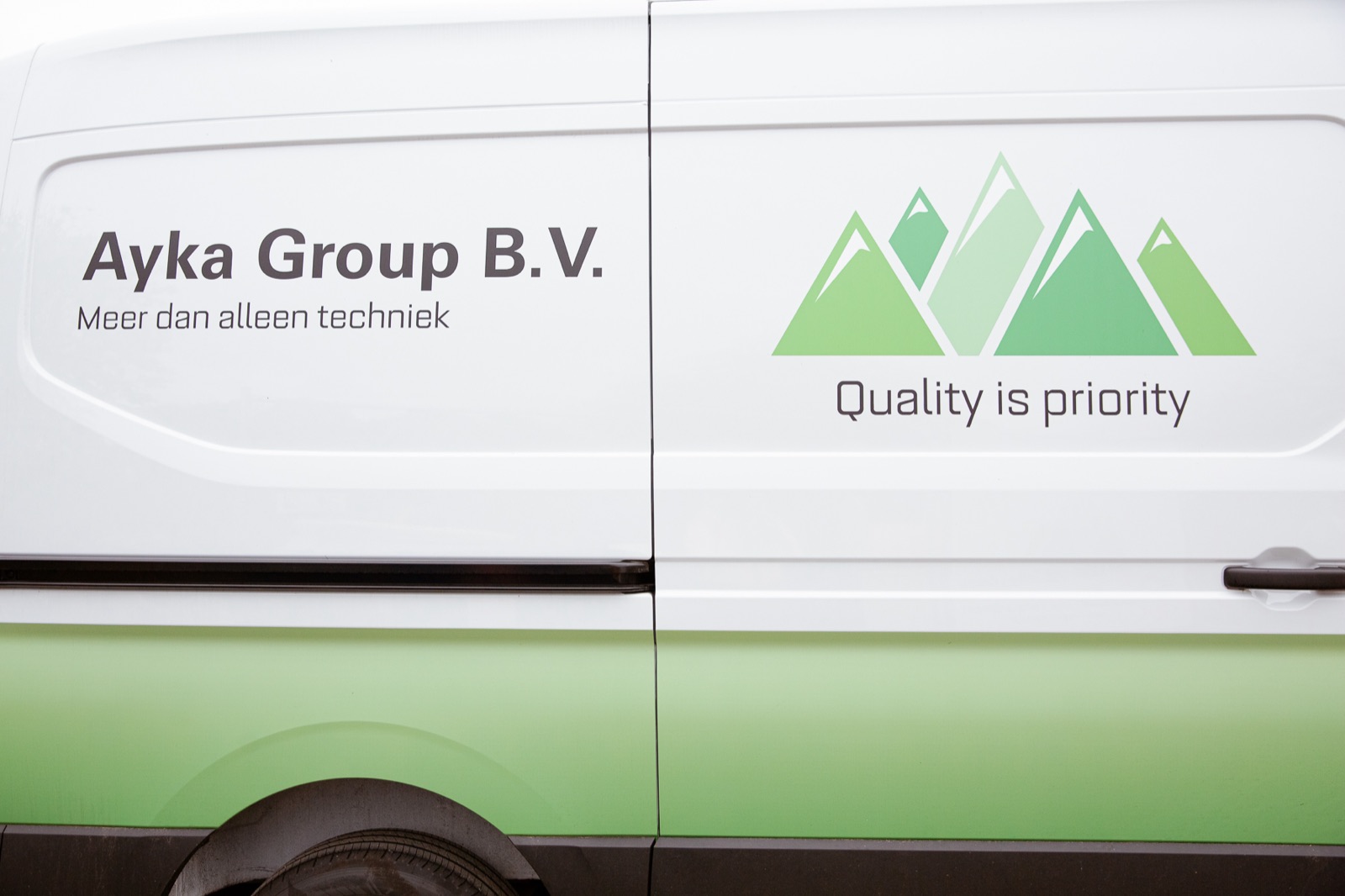 Ayka Group bedrijfsbus met beeldmerk en slogan Quality is priority